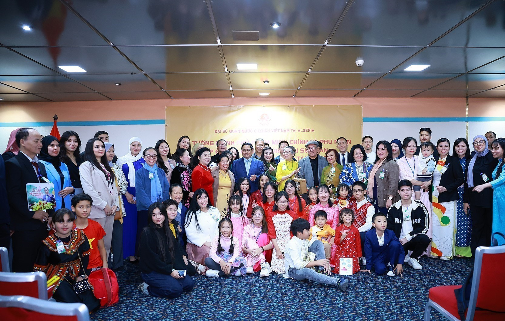 vna-potal-thu-tuong-va-phu-nhan-gap-cong-dong-nguoi-viet-nam-tai-algeria-8417102.jpg